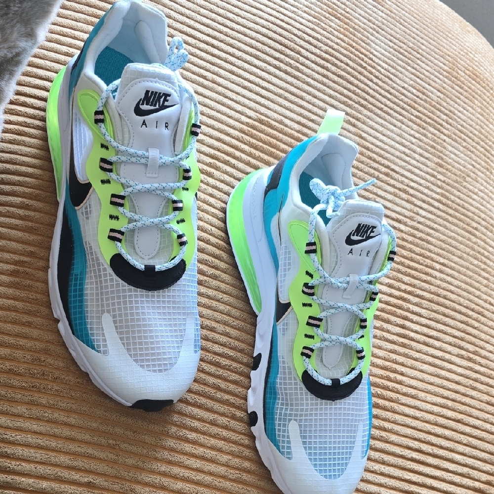 Nike White and Green Sneakers Modern Athletic Design